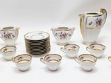 beaucoup de tasses et de soucoupes sur la table