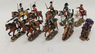 sept figurines représentant des soldats à cheval et des chevaux dans diverses positions
