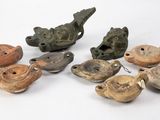 de nombreuses pièces de poterie diverses disposées sur une table