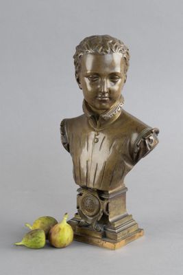 buste en bronze représentant un garçon avec des poires, sur fond gris