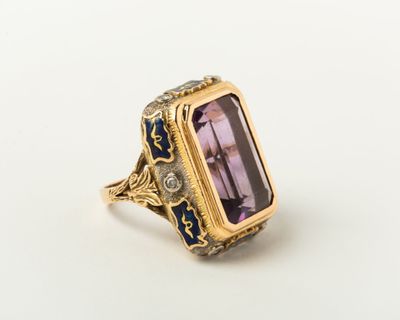 un gros plan d'une bague sertie d'un améthorate et de diamants