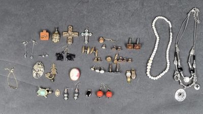 Lot de bijoux fantaisie comprenant : 1 ensemble de boutons d…