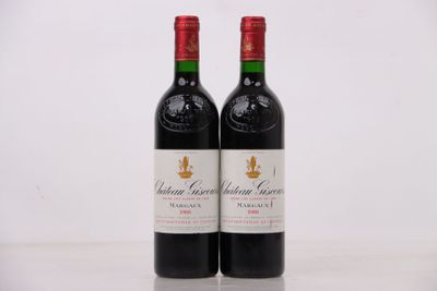 deux bouteilles de vin rouge posées l'une à côté de l'autre sur une table