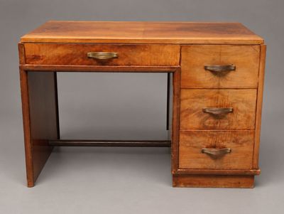 un bureau en bois avec quatre tiroirs et un tiroir en dessous