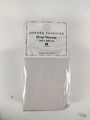 un gros plan sur un paquet de papier essuie-tout posé sur une table