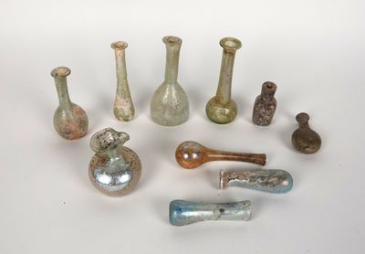 un grand nombre de vases en verre posés sur une table