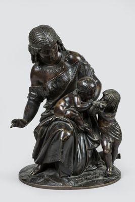 statue en bronze représentant une femme tenant un bébé et un enfant dans ses bras