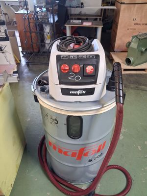 un aspirateur posé sur le sol d'une pièce
