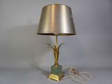 une lampe posée sur une table à côté d'une lampe