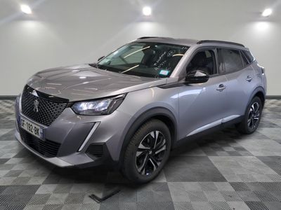 Le nouveau SUV DSX 2021 est exposé dans un showroom