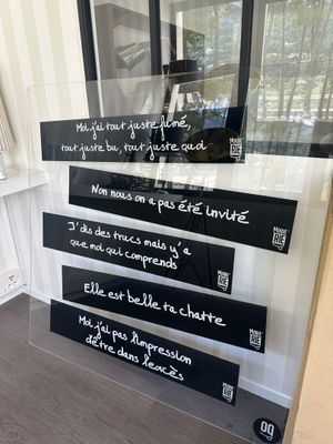 une affiche dans la vitrine d'un restaurant qui en dit long
