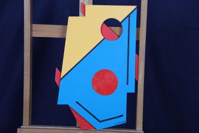 une photo d'un chevalet en bois sur lequel est posée une œuvre d'art