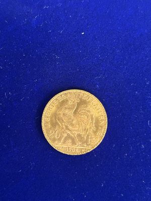 gros plan d'une pièce d'or sur une surface bleue