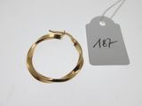 une bague en or à laquelle est attachée une étiquette de prix