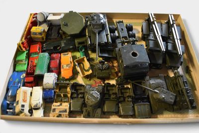 une boîte remplie de petites voitures et d'autres véhicules miniatures