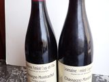 deux bouteilles de vin posées sur une table en marbre