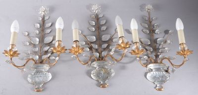 quatre appliques murales à quatre lumières ornées de motifs en verre et à la feuille d'or