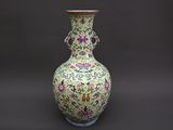 un vase oriental orné d'un motif floral sur fond noir