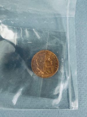 une petite pièce de monnaie dans un sac en plastique posé sur une table