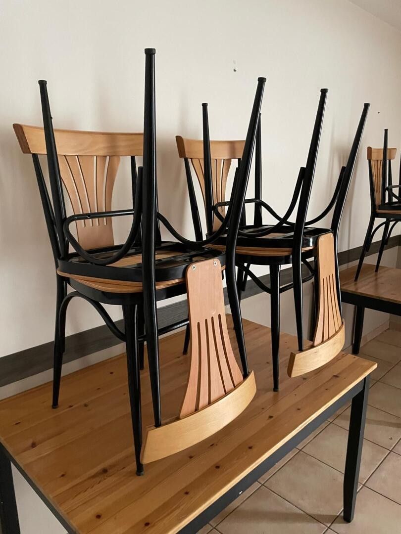 Mobilier de salle de restauration à savoir : 4 tables 2 couv…