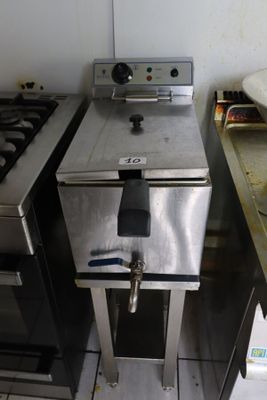 deux cuisinières et un four intégré dans une cuisine