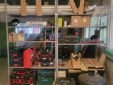 une pièce remplie d'une multitude d'outils et de cartons