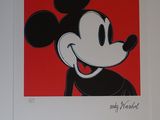 Reproduction artistique de Mickey Mouse dans un cadre blanc sur fond rouge