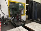 une photo d'un atelier d'usinage avec de nombreux outils