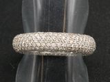 une image d'une bague en acrylique transparent