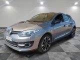 une voiture argentée est garée dans une pièce au sol en damier