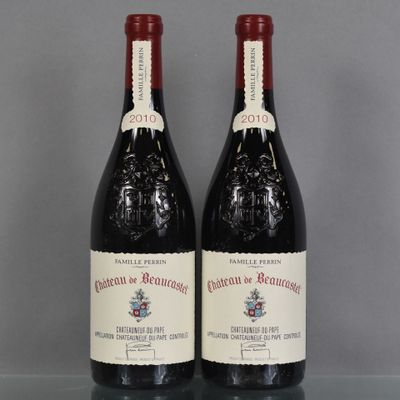 deux bouteilles de vin rouge posées sur une table en verre