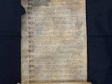 un vieux papier sur lequel il y a des inscriptions, posé sur une table
