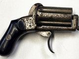 un vieux pistolet avec une poignée en bois sur une surface blanche