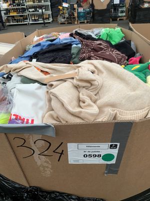 un carton rempli de vêtements dans un magasin