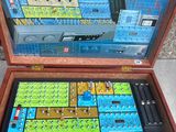 une boîte contenant un jeu, posée par terre
