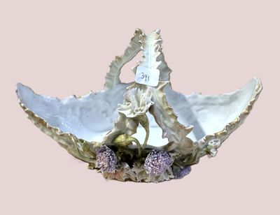 Joli Panier en porcelaine à décor de fleurs et feuillage Lon…