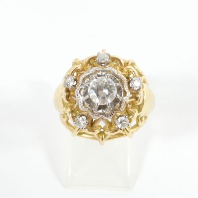 gros plan d'une bague en diamant sur une surface blanche