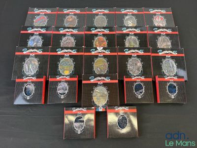 un gros plan d'une table sur laquelle se trouve un tas de pièces de monnaie