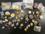 de nombreux types de broches différents posés sur la table