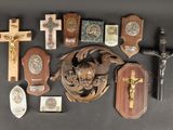 beaucoup de croix et de plaques sur la table