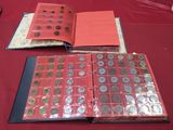 beaucoup de pièces dans un livre rouge posé sur une table