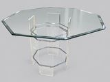 un gros plan d'une table avec un plateau en verre sur fond gris
