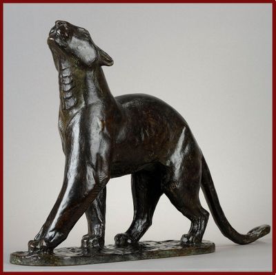 statue d'un chat noir sur fond blanc, entourée d'une bordure rouge