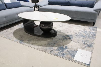 deux canapés et une table basse au milieu d'une pièce