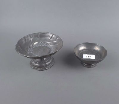 une paire de bols argentés et un bol sur fond gris