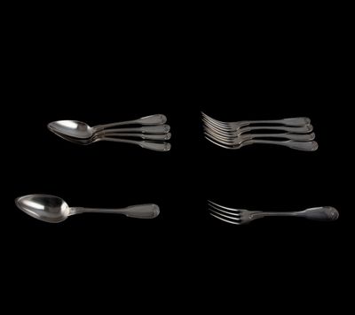 quatre fourchettes et cuillères sur fond noir