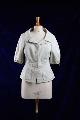 une image représentant un mannequin vêtu d'une veste blanche
