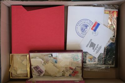 une boîte contenant beaucoup de courrier
