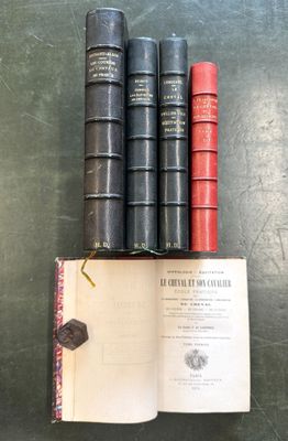 trois vieux livres posés sur une table l'un à côté de l'autre