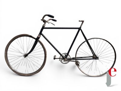 une image représentant un vélo noir sur fond blanc